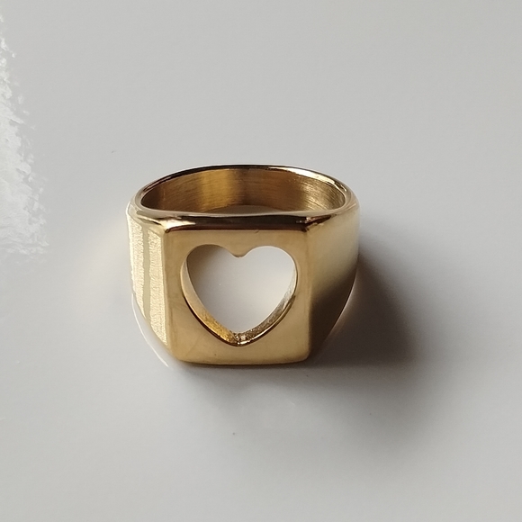 Jewelry - Retro Hearts Shape Hollow Out Wide Band Ring.